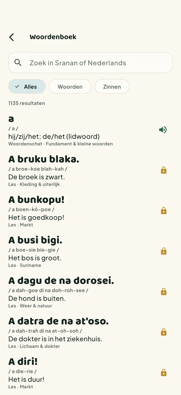 Het woordenboek met een zoekveld en woorden met uitspraakhulp